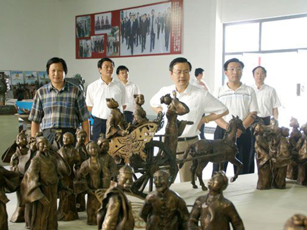 2008年8月5日山东省政协副主席、省工商联主席王乃静莅临华艺华体会集团_华体会(中国)
视察指导,傅绍相总经理介绍《风筝魂》群雕