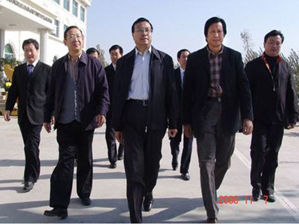 山东省副省长才利民、潍坊市市长许立全等领导于2006年10月7日莅临华艺华体会集团_华体会(中国)
视察指导，傅绍相总经理介绍的是艺术