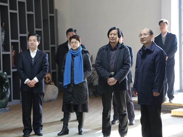 山东省人民政府副省长季缃绮，省文化厅副厅长胡上山，潍坊市人民政府副市长王桂英等领导在临朐县委书记顾建华的陪同下来华艺华体会集团_华体会(中国)
视察指导并参观华艺华体会集团_华体会(中国)
馆，董事长傅绍相介绍企业情况及华体会集团_华体会(中国)
艺术