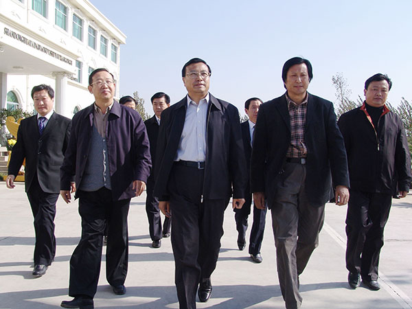 中共山东省委常委、政法委书记才利民莅临华艺华体会集团_华体会(中国)
视察指导，傅绍相总经理介绍华体会集团_华体会(中国)
艺术。
