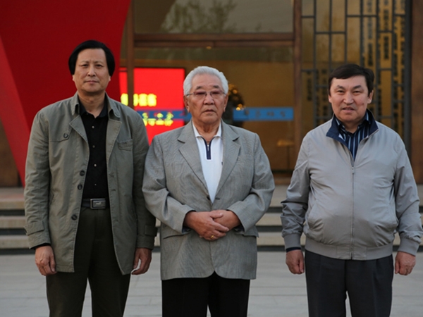 蒙古国前总理宫嘎·道尔基、现任议员巴克先生来华艺星空在线注册（中国）官方网站-注册登录
视察指导，并题字留念，及进行项目洽谈合作等。傅绍相总经理陪同参观并向客人介绍星空在线注册（中国）官方网站-注册登录
艺术。