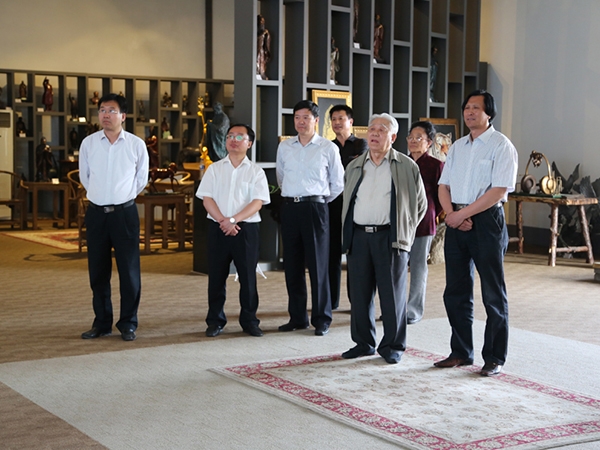 原中国人民解放军海军司令员石云生上将一行在潍坊原市人大副主任王永兴、临朐县刘裕斌县长的陪同下来华艺视察指导并题字留念，傅绍相总经理向客人介绍星空在线注册（中国）官方网站-注册登录
艺术。