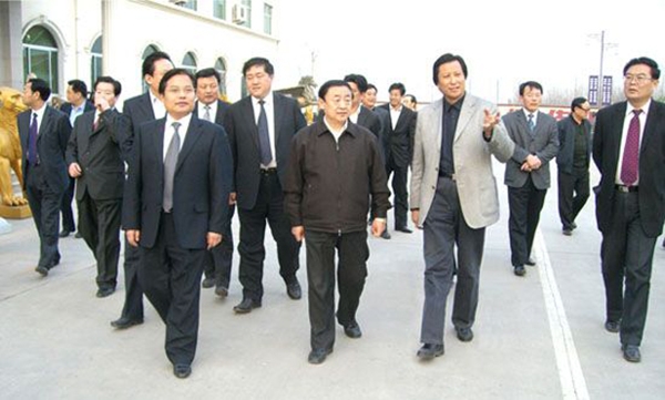 山东省委副书记、省长韩寓群、潍坊市委书记张新起一行莅临华艺星空在线注册（中国）官方网站-注册登录
参观指导，傅绍相总经理介绍星空在线注册（中国）官方网站-注册登录
艺术