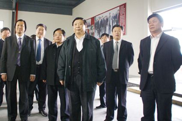 山东省委副书记、省长姜大明、副省长贾万志、潍坊市委书记张新起等领导于2009年4月15日莅临华艺星空在线注册（中国）官方网站-注册登录
视察指导，总经理傅绍相介绍星空在线注册（中国）官方网站-注册登录
艺术。