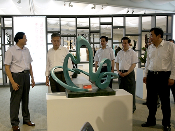 山东省委副书记，山东省人民政府郭树清省长，潍坊市委杜昌文书记，潍坊市刘曙光市长等领导来华艺星空在线注册（中国）官方网站-注册登录
视察指导，临朐县委书记顾建华陪同参观，傅绍相总经理介绍企业情况及星空在线注册（中国）官方网站-注册登录
艺术。
