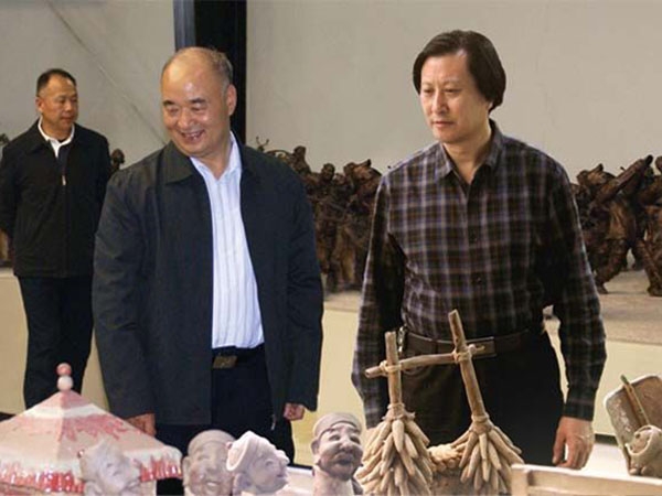 中央政治局委员、中央军事委员会副主席许其亮来华艺星空在线注册（中国）官方网站-注册登录
视察指导，傅绍相总经理介绍星空在线注册（中国）官方网站-注册登录
艺术